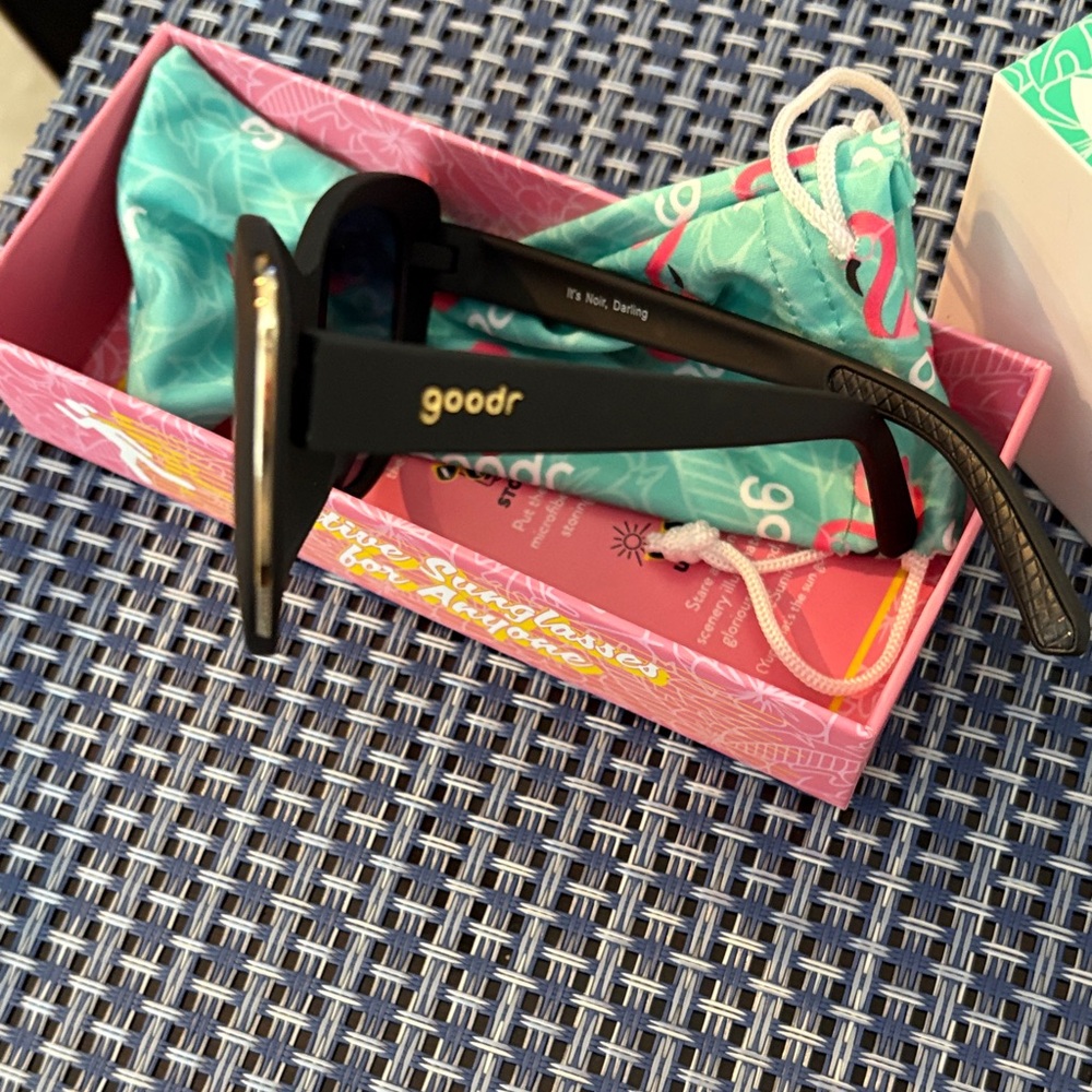 Chic Black Cat-Eye Sunglasses - Picture 4 of 7